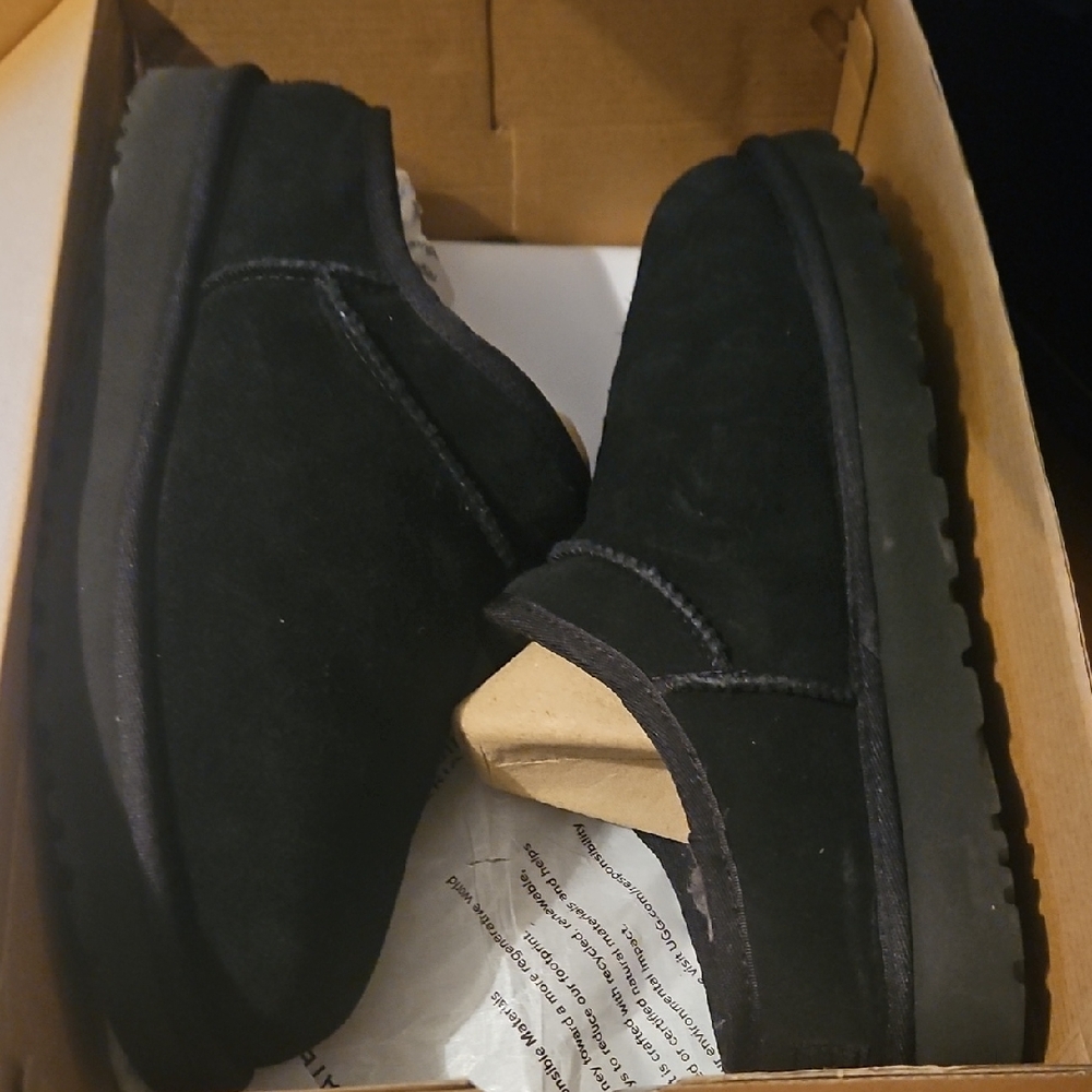UGG's Womens Black Suede Classic Slipper NWT